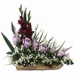 Jardinera cementeri flors artificials capolls i gladiolos