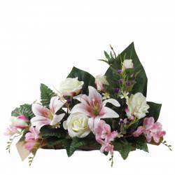 Jardinera cementeri flors artificials roses i lilium