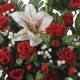Jardinera cementeri flors artificials capolls rojos