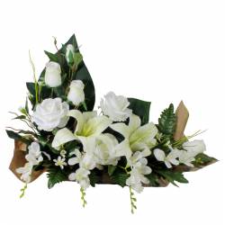 Jardinera cementeri flors artificials roses i lilium blanc
