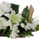 Jardinera cementeri flors artificials roses i lilium blanc