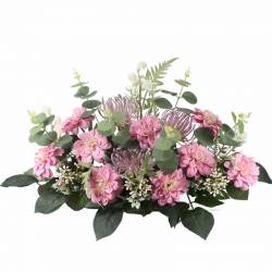 Jardinera cementeri flors artificials zinnies rosa