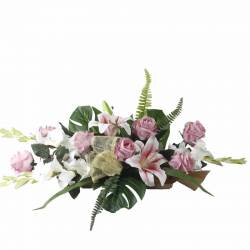 Jardinera cementeri flors artificials roses i lilum crema