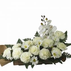Jardinera cementeri flors artificials clavells blancs